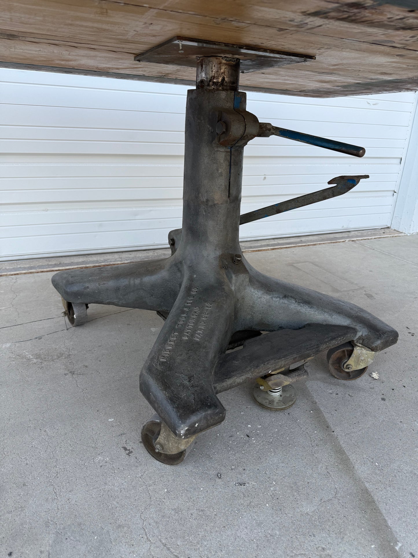 Table with industrial base (base does not function)