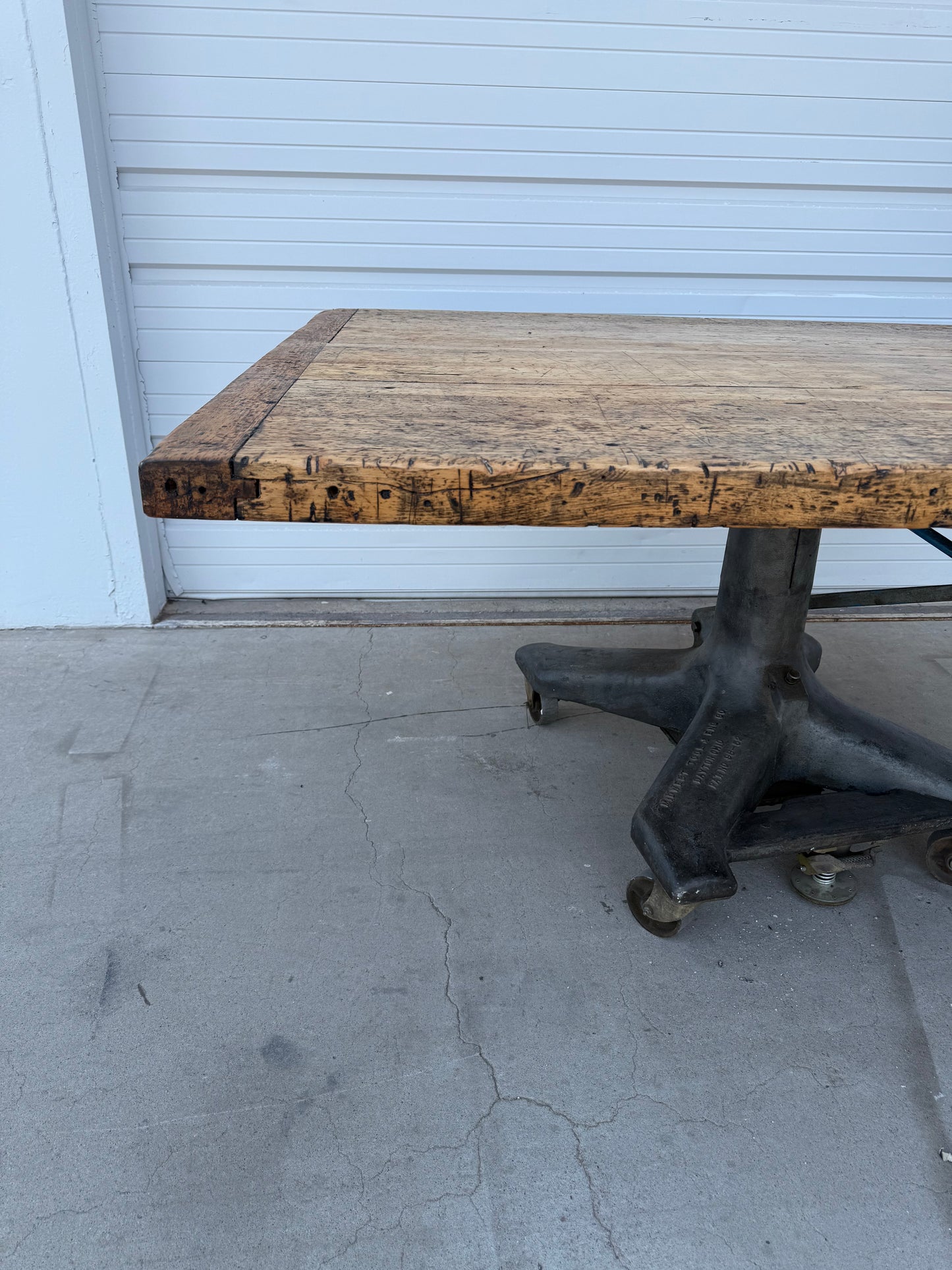 Table with industrial base (base does not function)