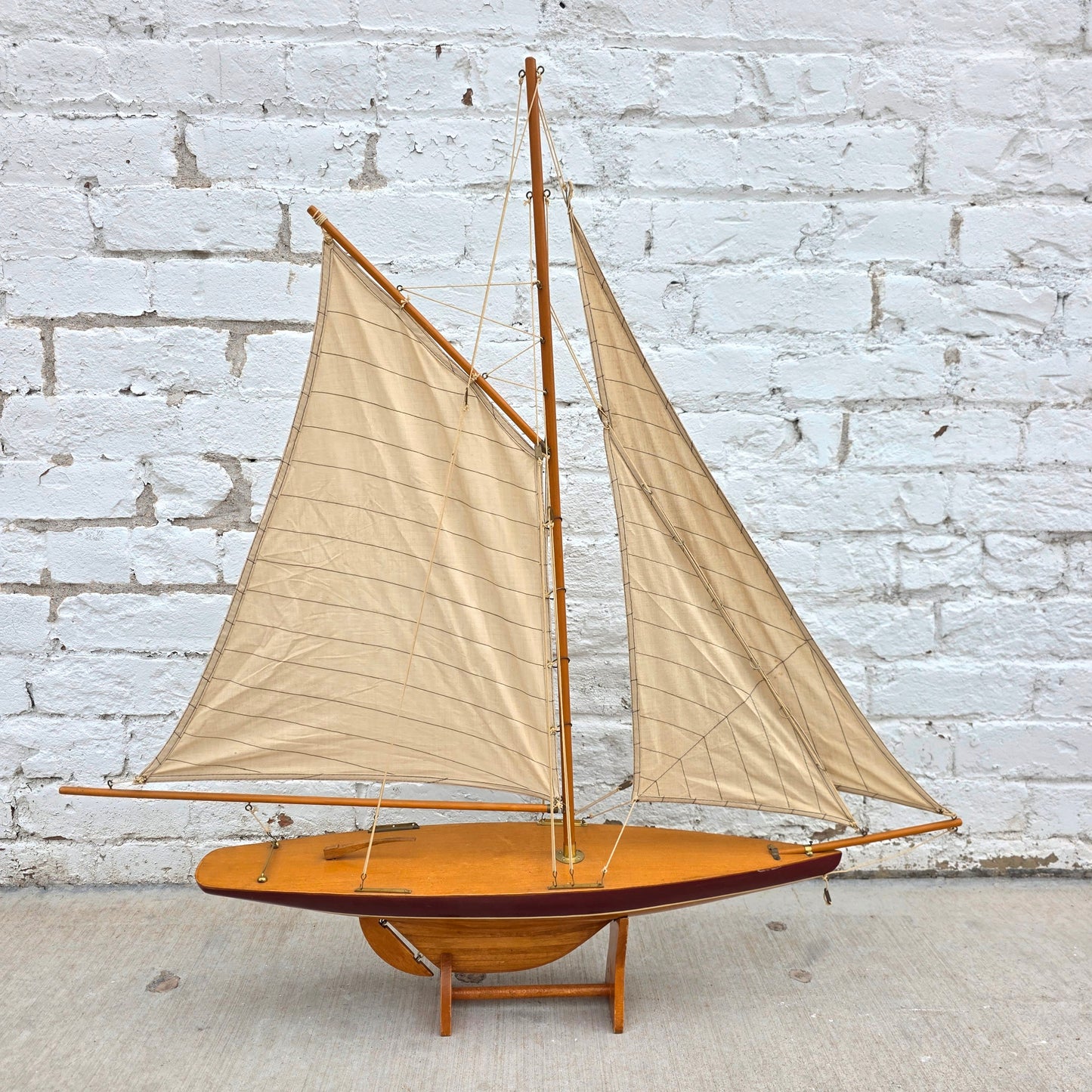 Vintage Pond Yacht Model of 1895 "Defender Cup Racer"