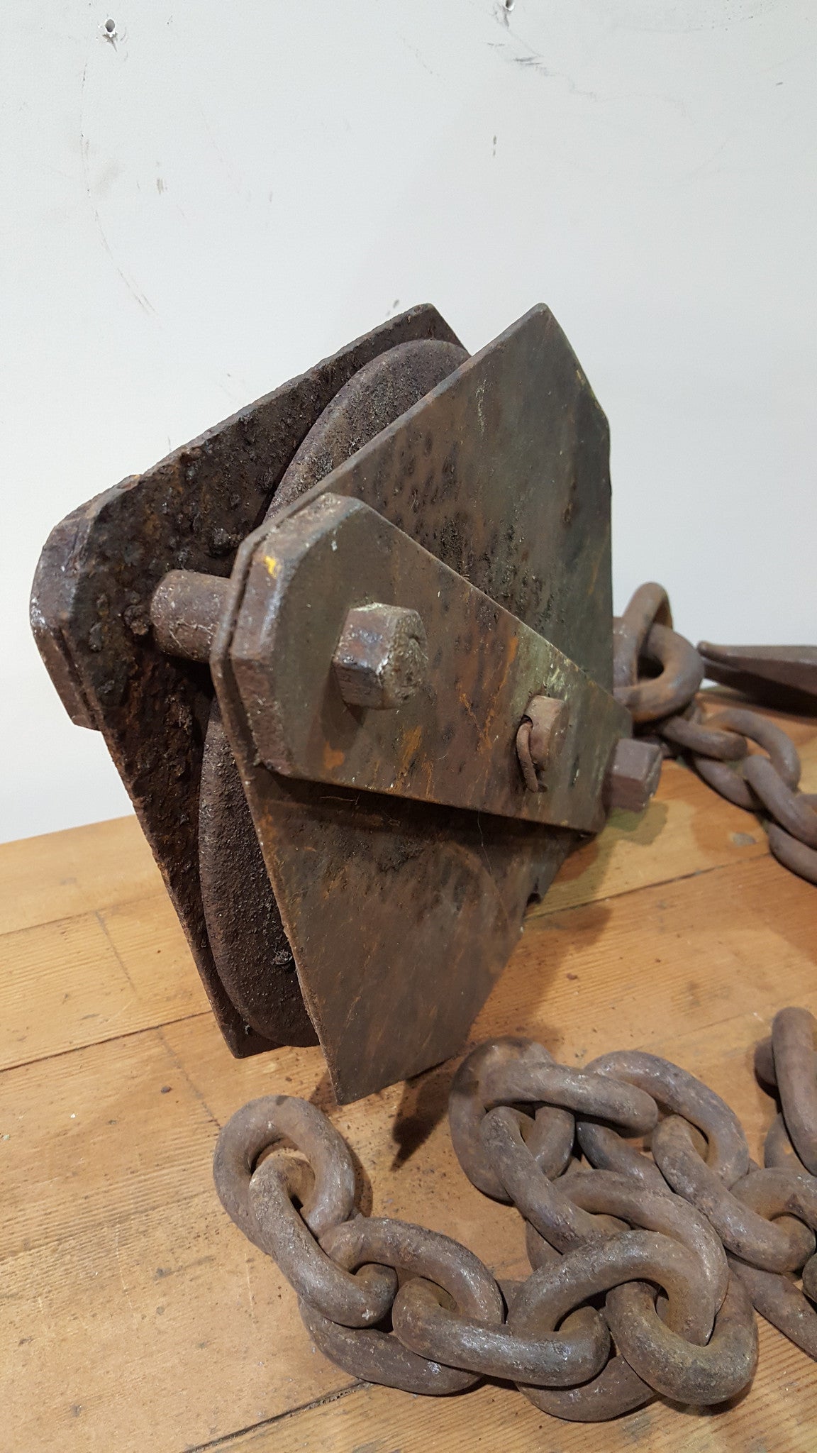 Heavy Iron Pulley with Chain