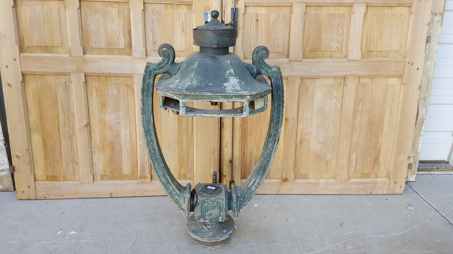 Architectural Milwaukee "Harp" Streetlight Lamp