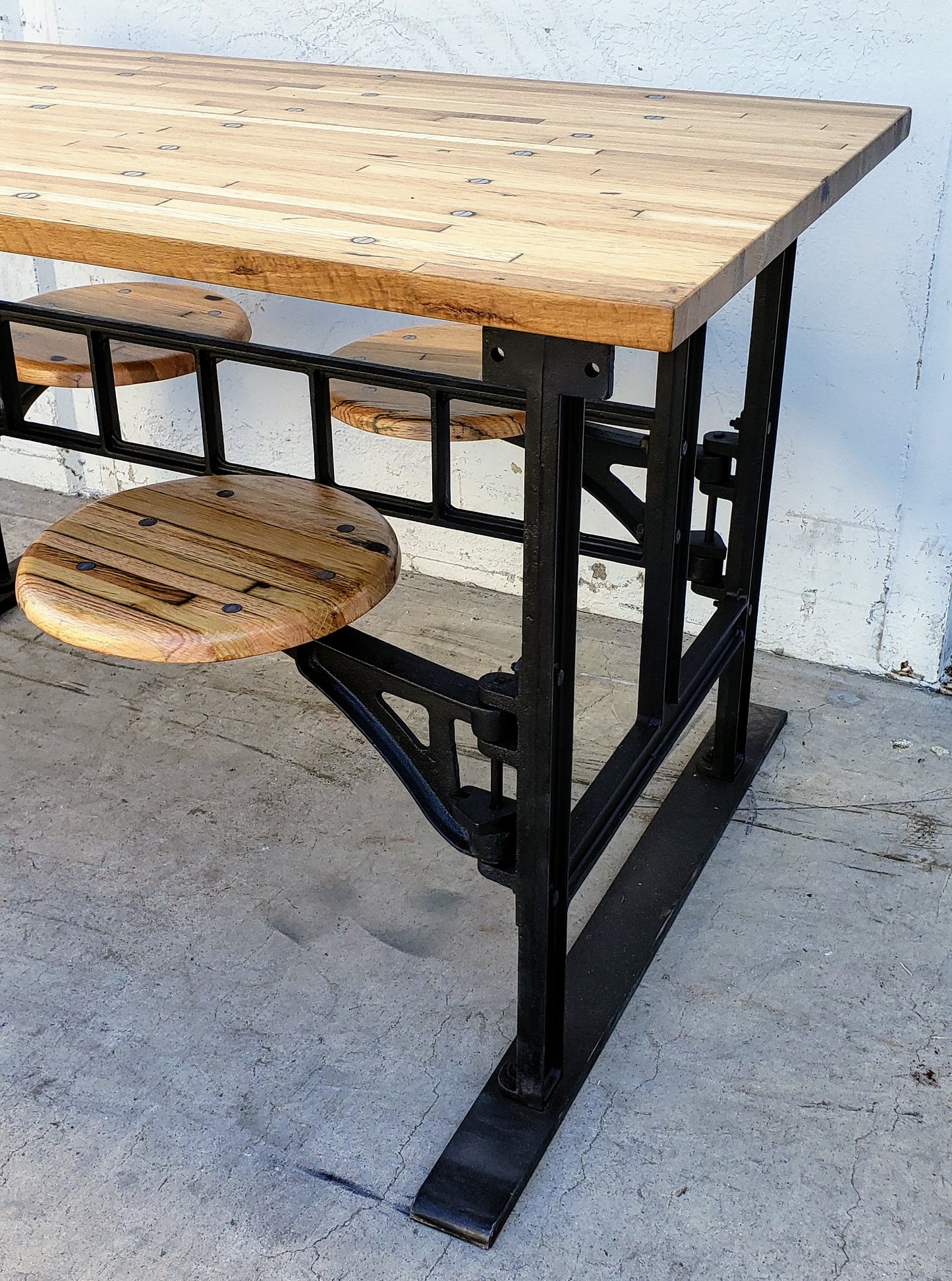 4 Swivel Seat Dining Table