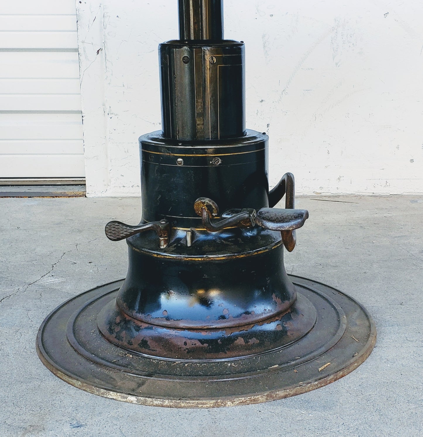 Table with Industrial Hydraulic Base