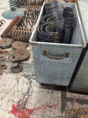 Crate on wheels with front handle