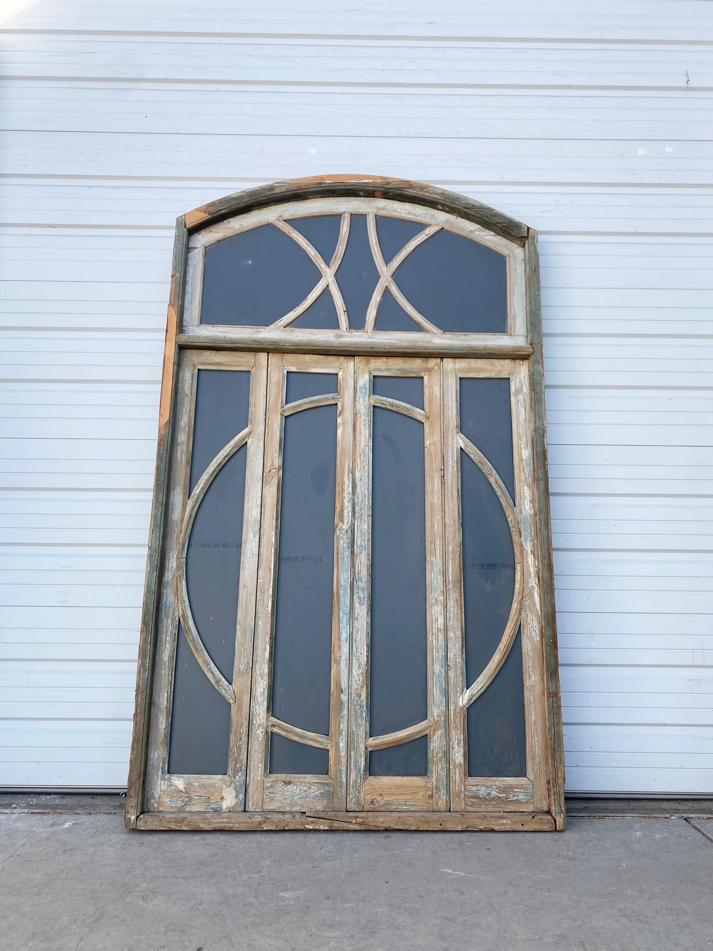 Arched Top Mirrored Windows with Circle Design