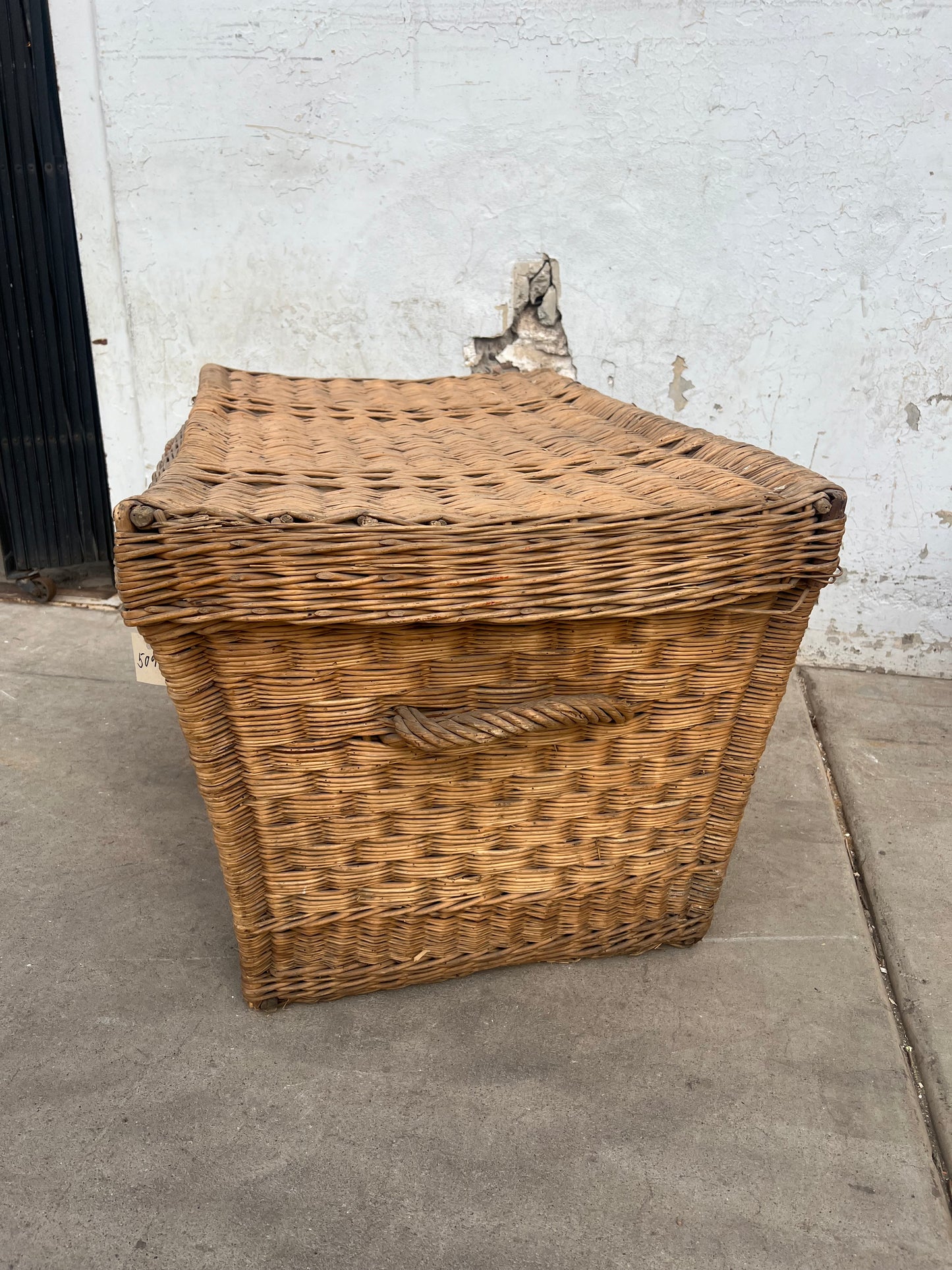 Wicker basket with top