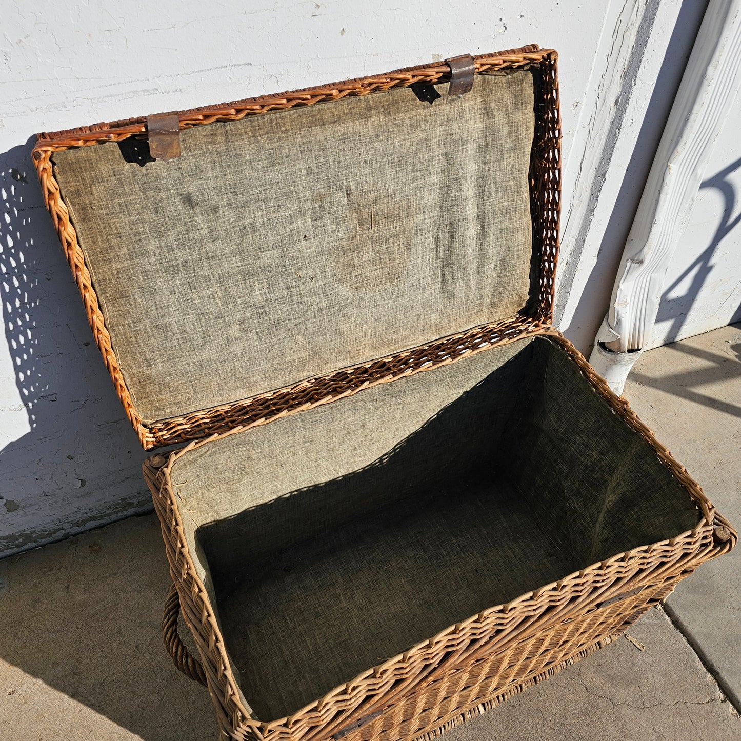 Wicker Basket w/ Top