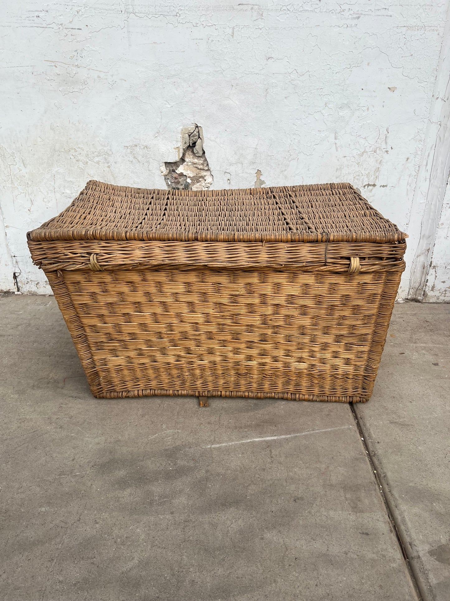 Wicker basket with top