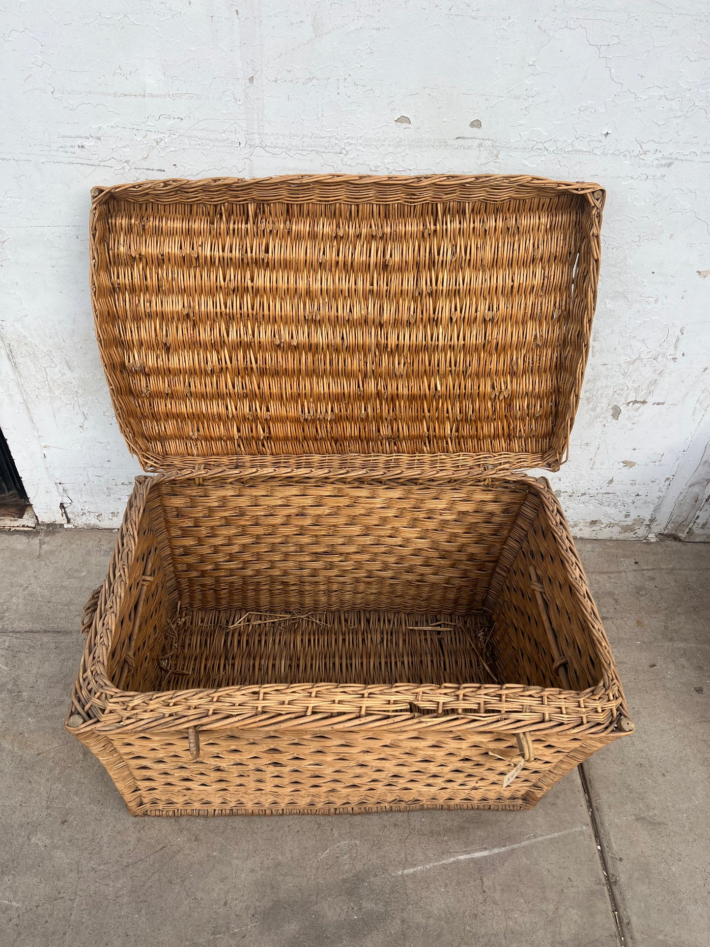 Wicker basket with top