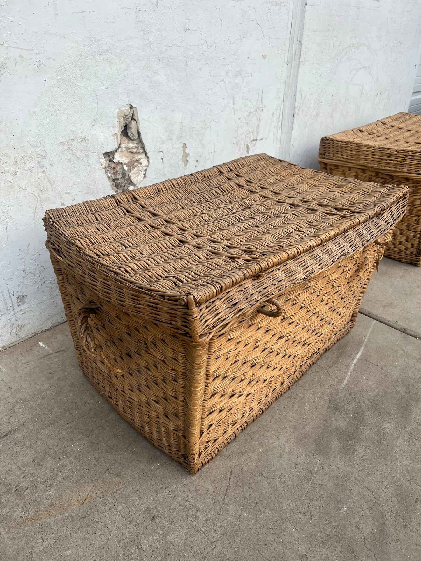 Wicker basket with top