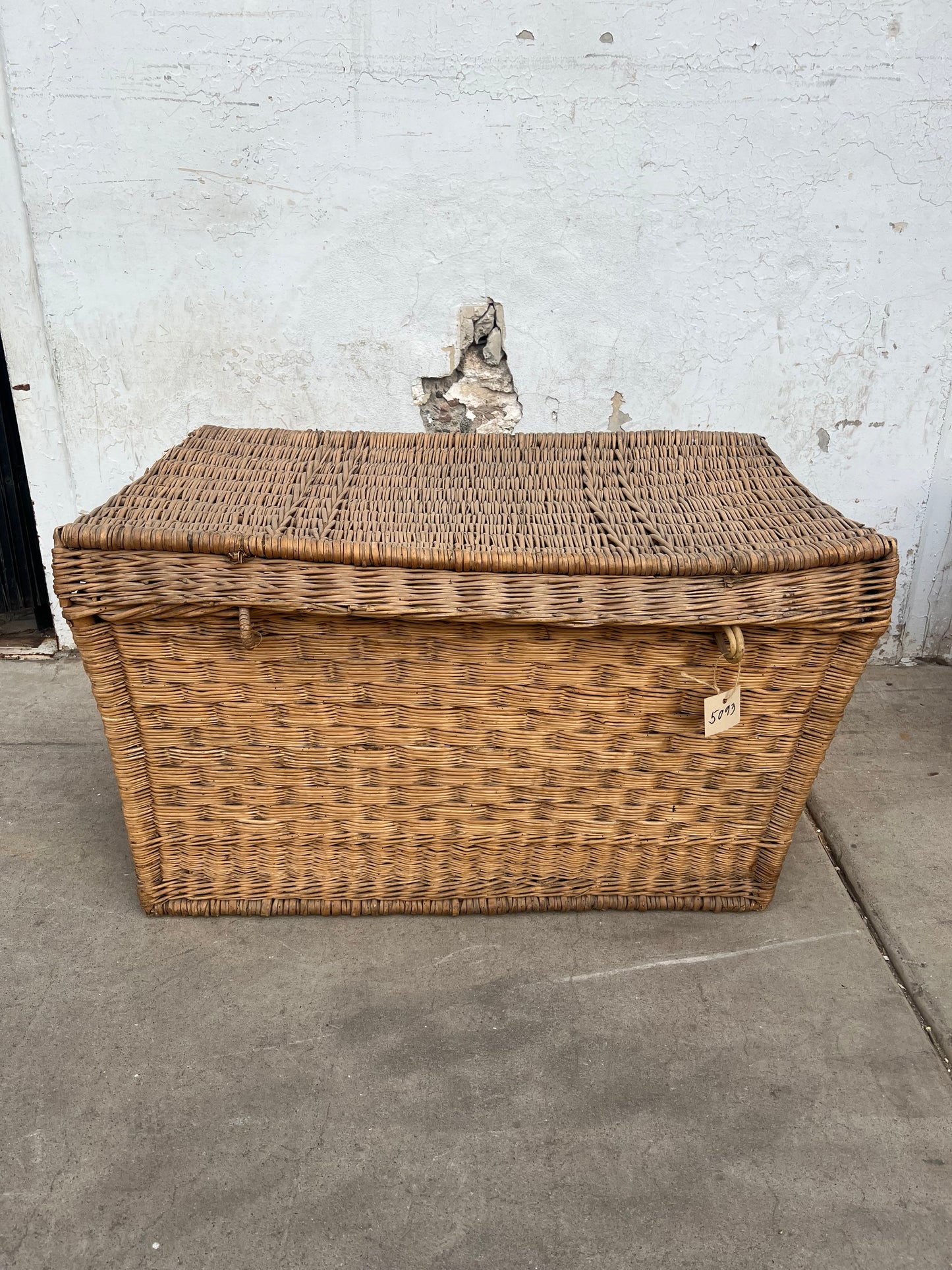 Wicker basket with top