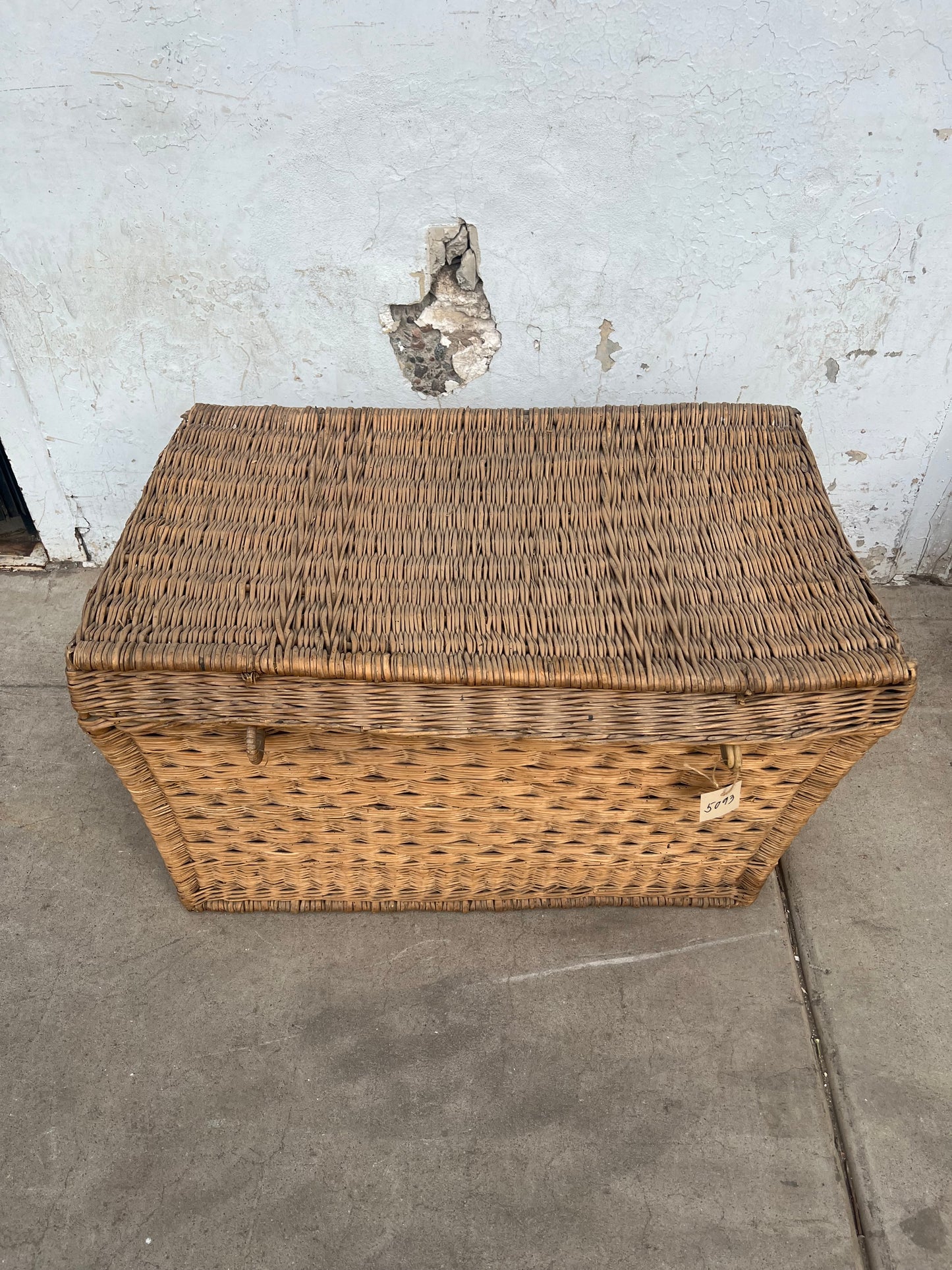 Wicker basket with top