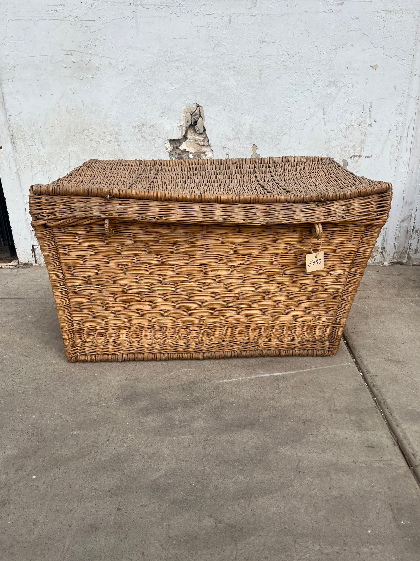 Wicker basket with top