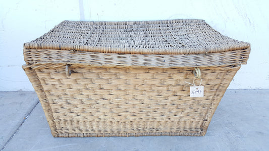 Wicker basket with top