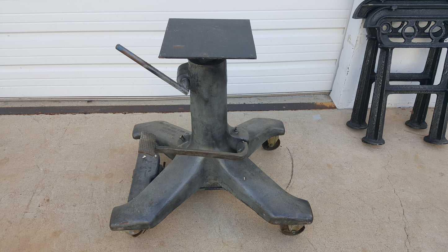 Table with Hydraulic Base