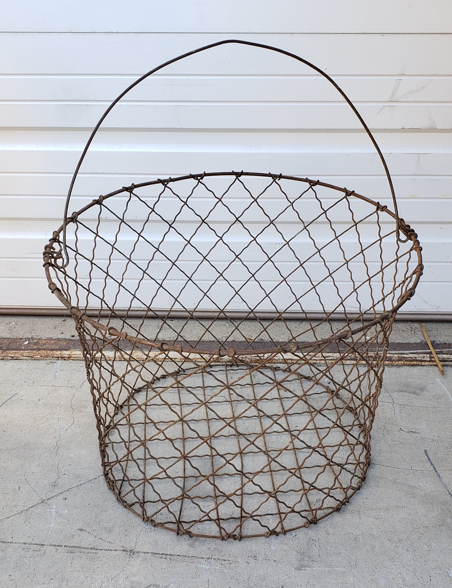 Large Round Wire Basket with Handle