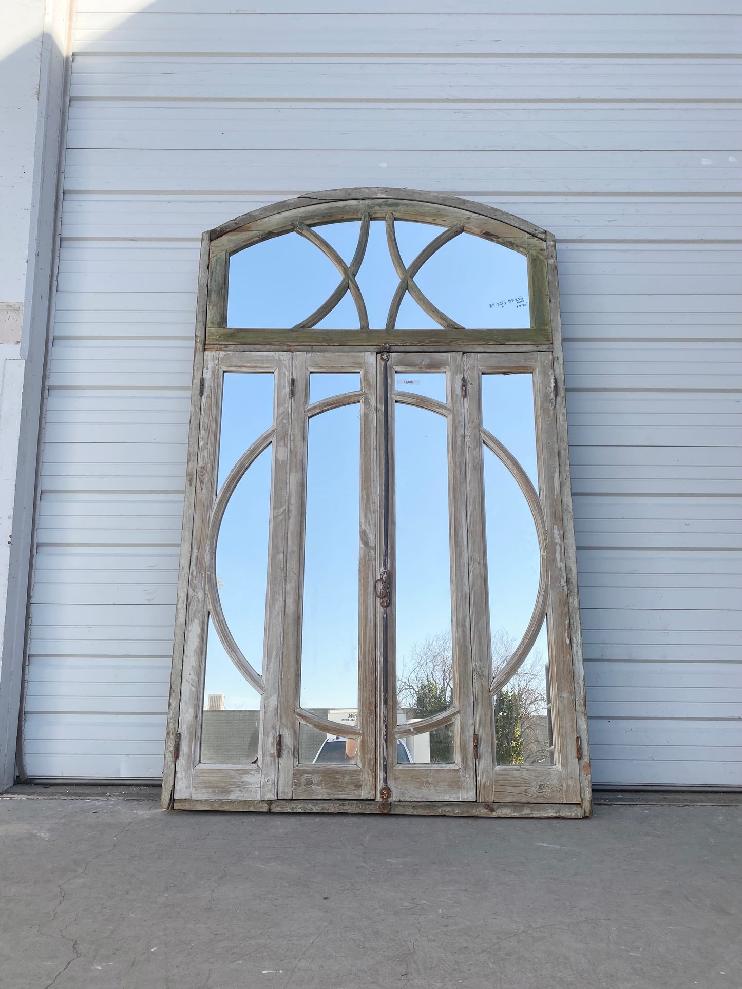 Arched Top Mirrored Windows with Circle Design